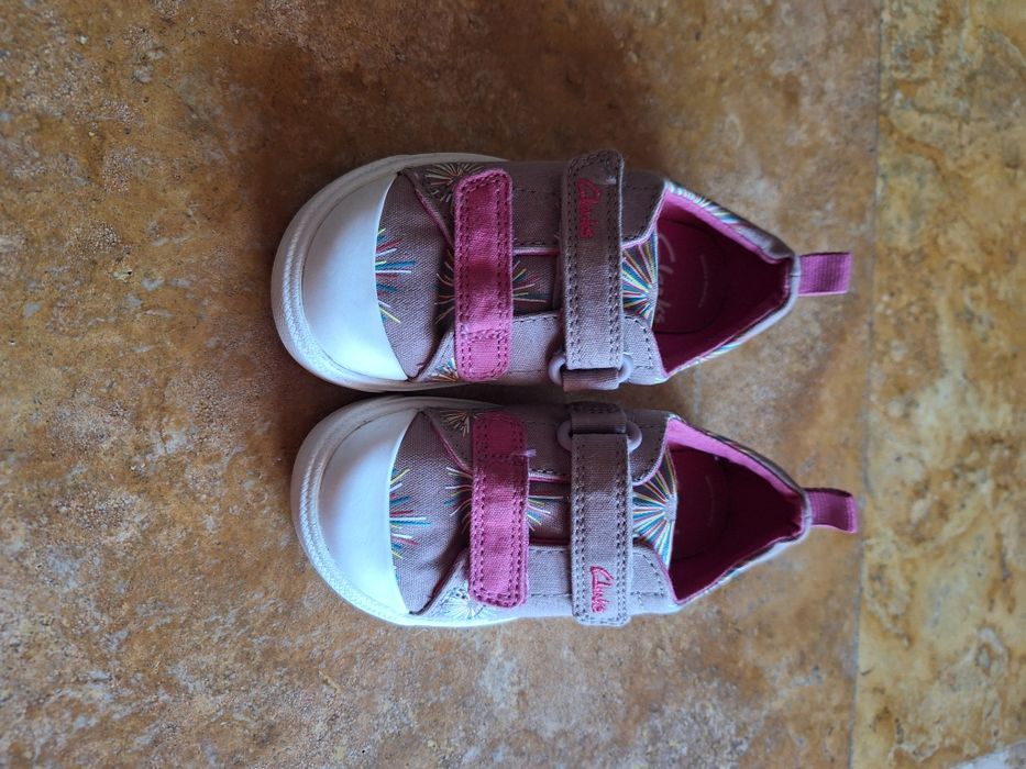 Vând teniși Clarks 22