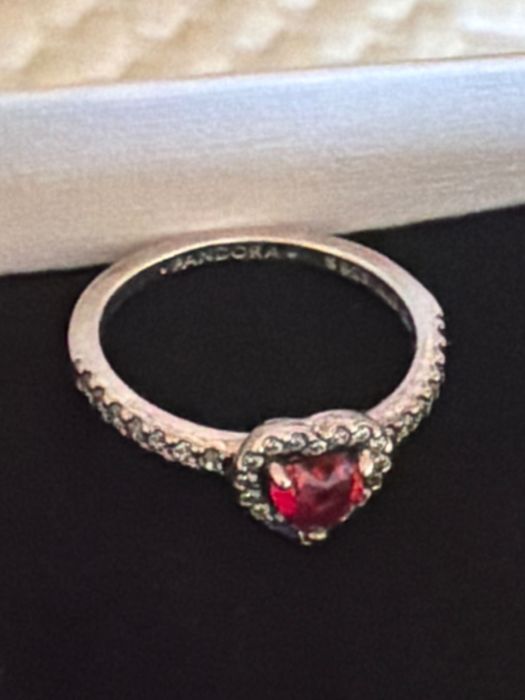 Кольцо Pandora с красным сердцем