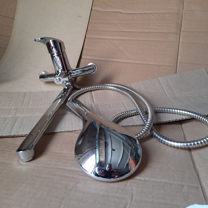 Продам смеситель в ванну новый