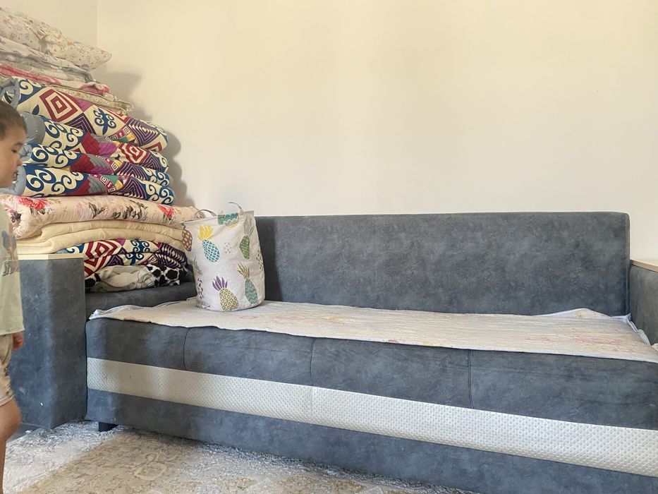 Гостинная диван синий