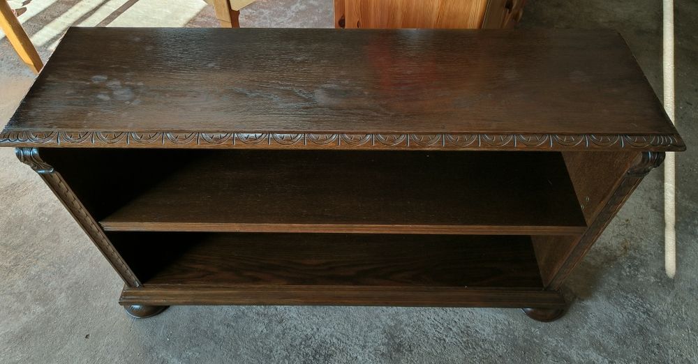 Дъбова библиотека с нежна дърворезба