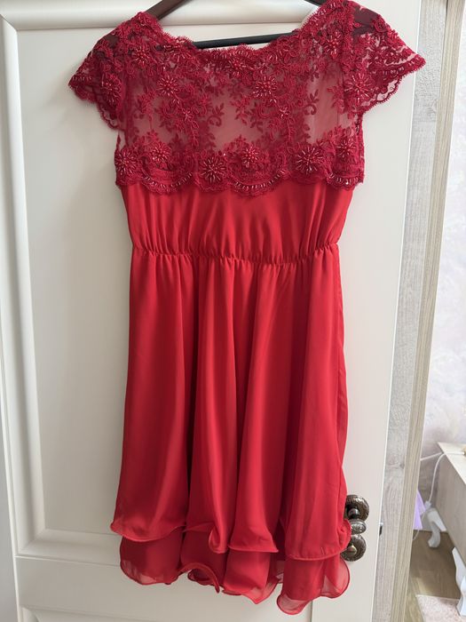 Rochie eleganta rosie accesorizata cu margele cristale