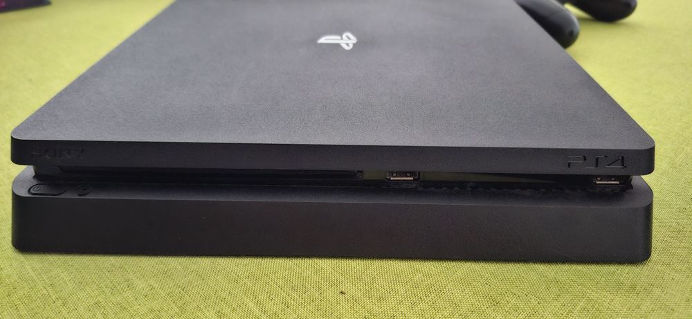 Playstation 4 slim