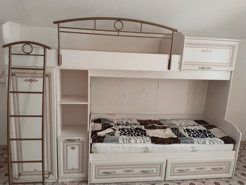 Продам детскую стенку комплект