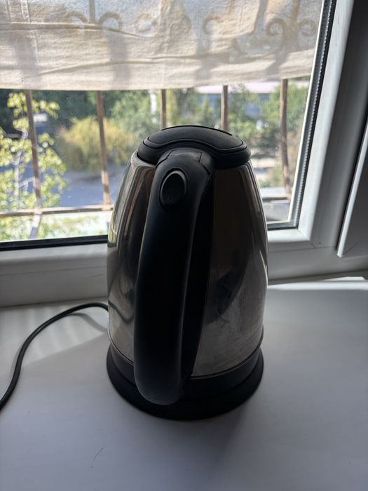 Продаю микроволновку LG MS2042DY.Электрочайник в подарок.
