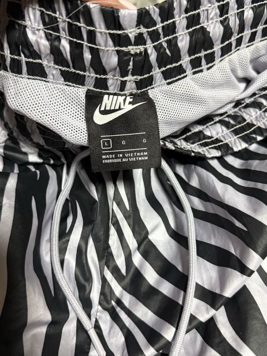 Дамско долнище Nike животински принт шушлек черен с ластик