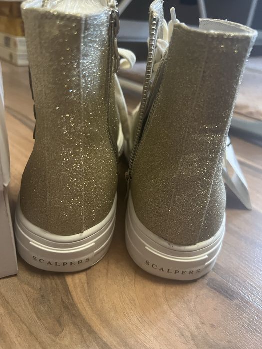 Дамски златисти кецове Скалпърс
