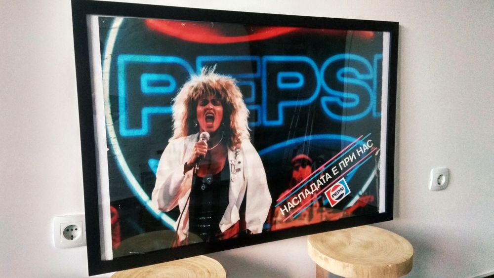 Голям рекламен плакат на Пепси с Тина Търнър,в нова рамка