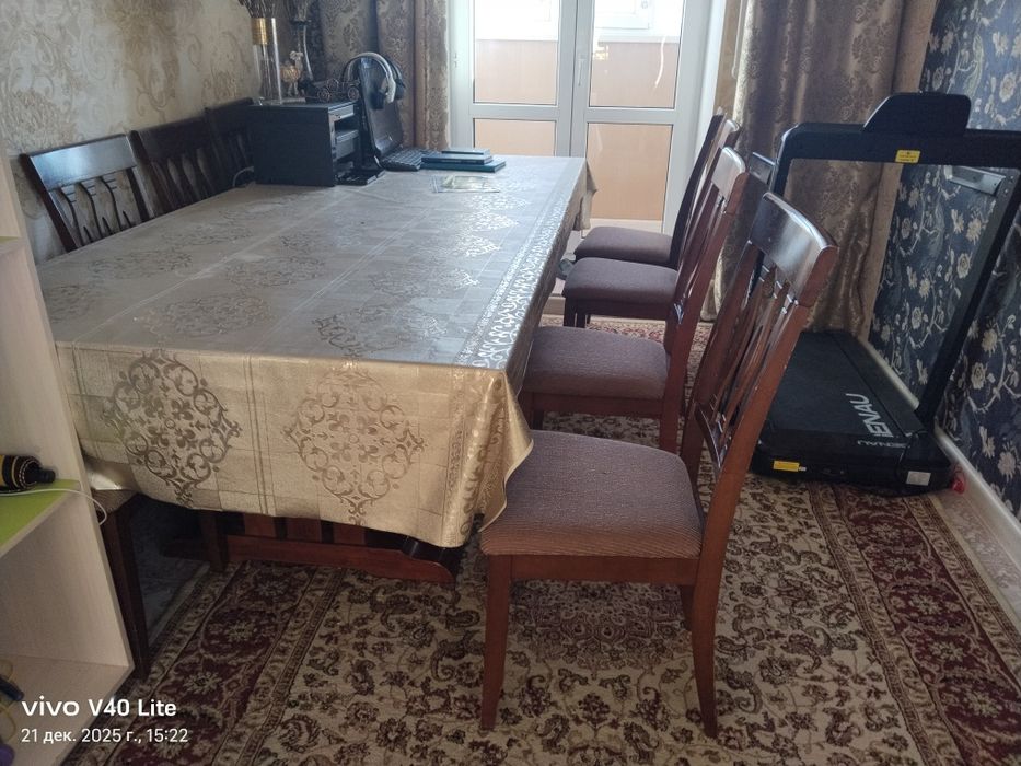 Продам стол в гостиную со стульями