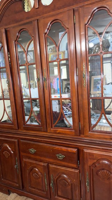 Продаю сервант из красного дерева