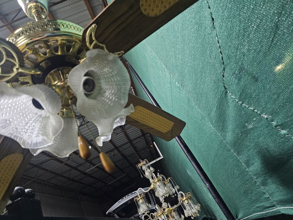 Срочно продам люстра-вентиляторам рабочий идеальным со.
Идеальным сост