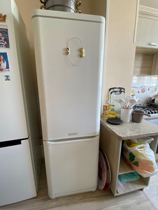 Холодильник б/у в хорошом состоянии, работает.