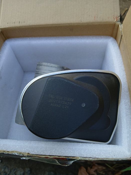 Дроселова клапа чисто нова