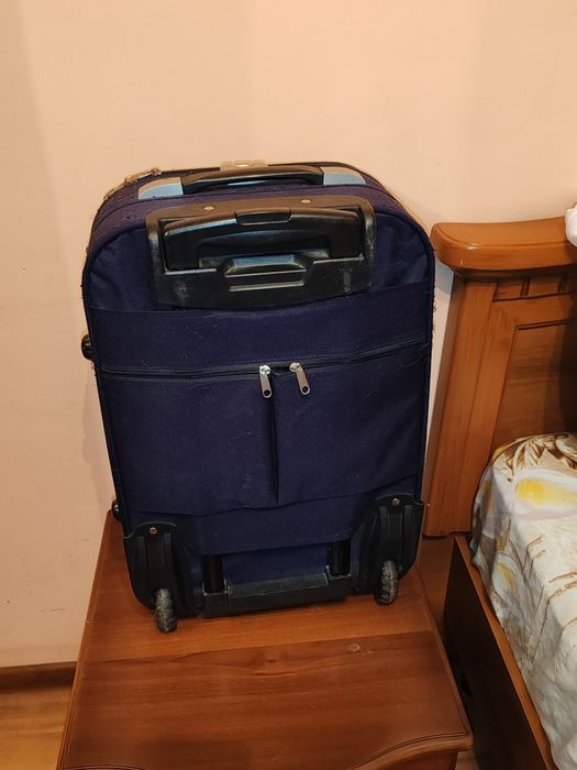 Продам чемодан на колёсиках