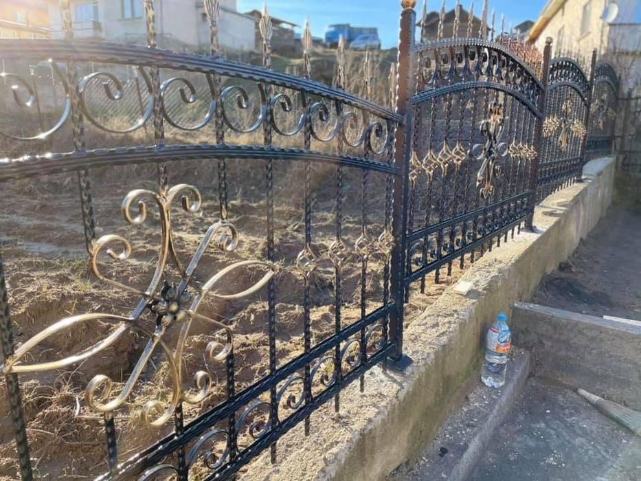 Ковано желязо: врати парапети огради и др