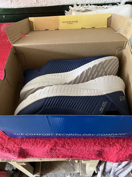 Vand adidasi Skechers, nr 42, noi, in cutie