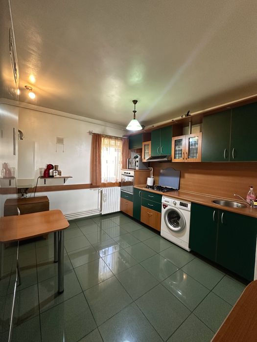 Direct proprietar | Vând apartament cu 4 camere, decomandat, în Constanța (zona Km 4-5, Bulevardul Aurel Vlaicu)