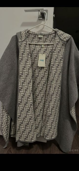 Poncho Fendi, model 2026, 4 modele