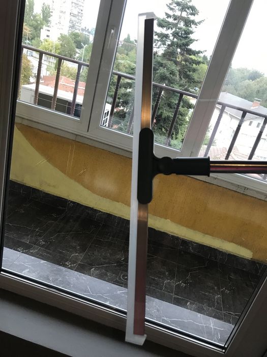 Метла с разтегателна силиконова шпатула и уред за почистване на стъкла