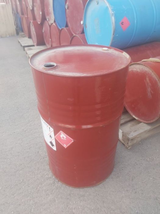 Бочки 200 литровые красные синие подберём любые цветы