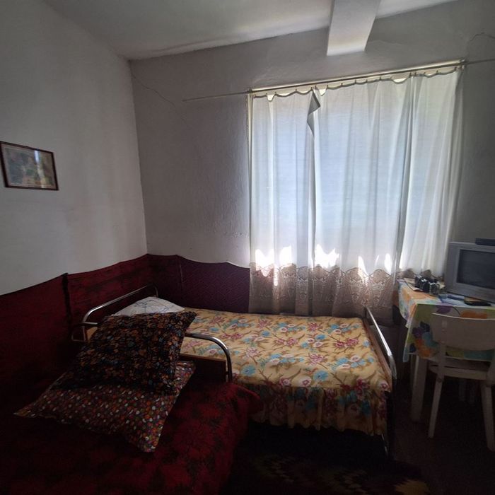 Къща в с. Пещерна! Спокойна и озеленена среда!