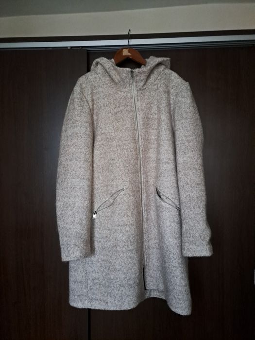 Vând urgent haina de stofa crem cu gluga stareffbuna