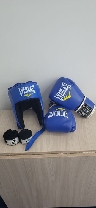 Шлем и перчатка,  подарка бинт