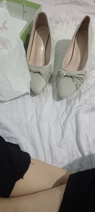 Tufli 40 razmer yengi 2 marta kiyilgan  karobkalariyam turibdi  yen