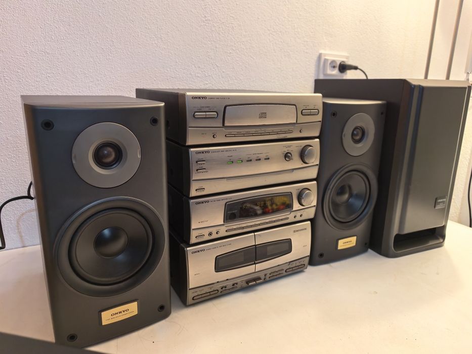 Sistem audio Onkyo cd, tuner, deck si doua amplificatoare subwoofer
