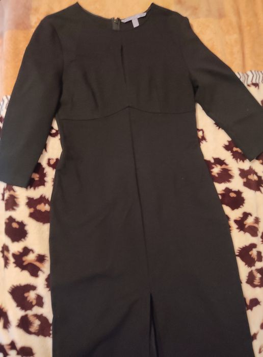 Красивое чёрное платье,по фигуре.рукава четверть