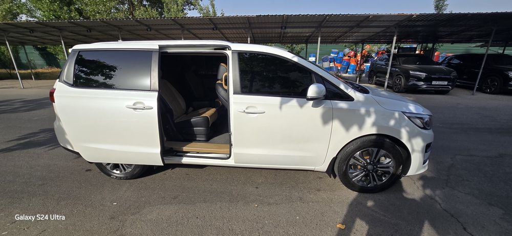 Kia Carnival 3 Grand (Dubai/variant)