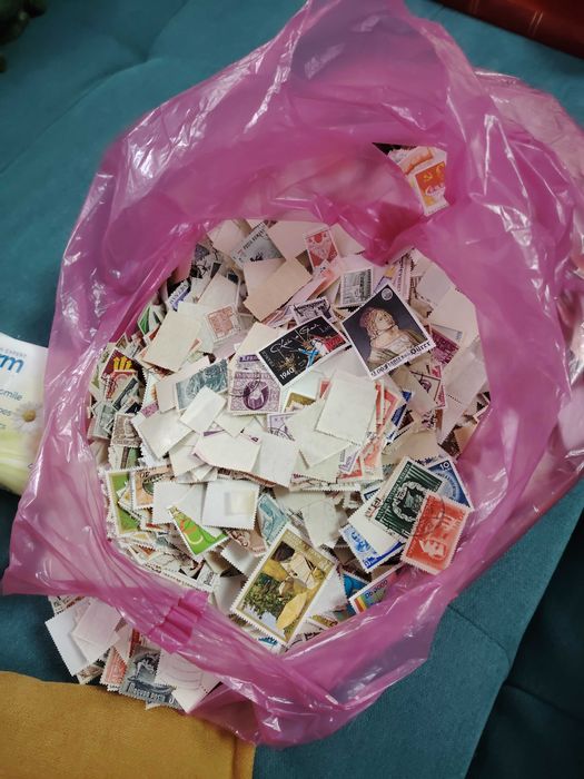 Vând 3 clasoare de timbre+ 1,7 kg timbre