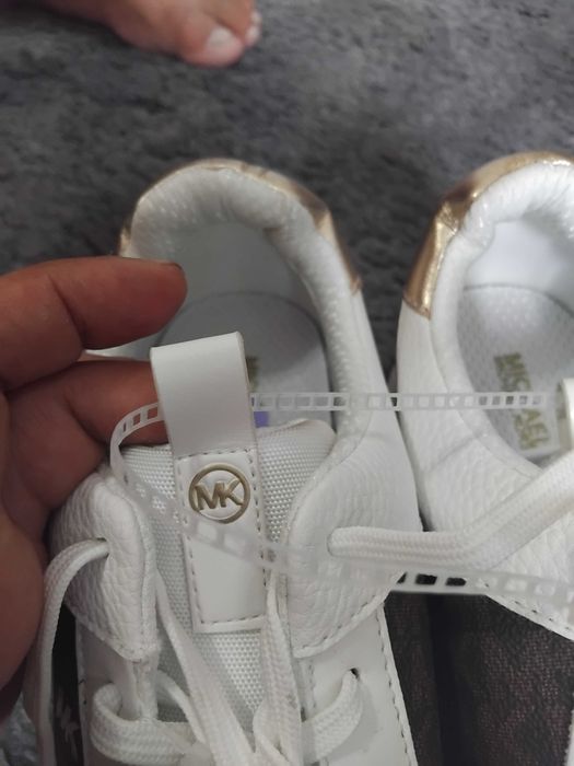 Чисто нови дамски маратонки / маратонки с лого принт (стил Michael Kors)Доставени от USA