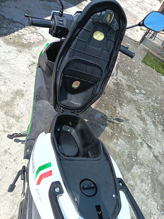 Продам скутер suuzim8