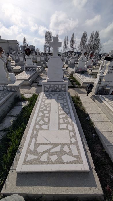 Vând/cedez concesiune loc de veci nou in cimitirul Municipal din Const