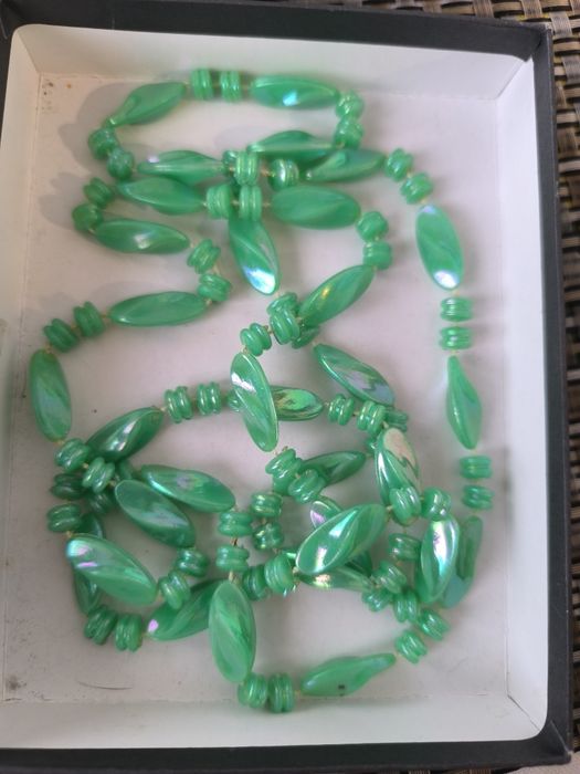 Брошь СССР,бусы.