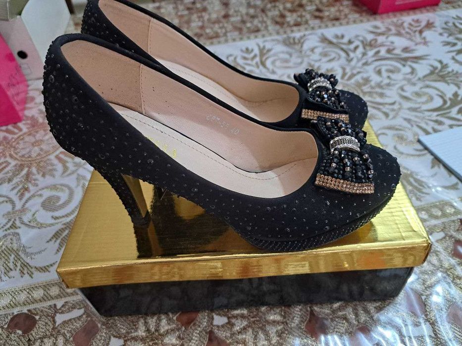 Ayollar oyoq kiyimi (Tufli - Vanessa) sotiladi.