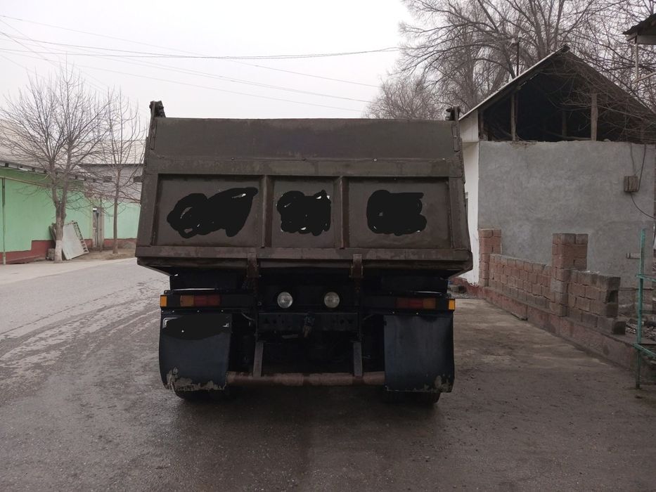 Yuk avtomobili sotiladi