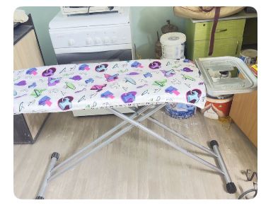 Срочно! Кухонный стол и шкаф