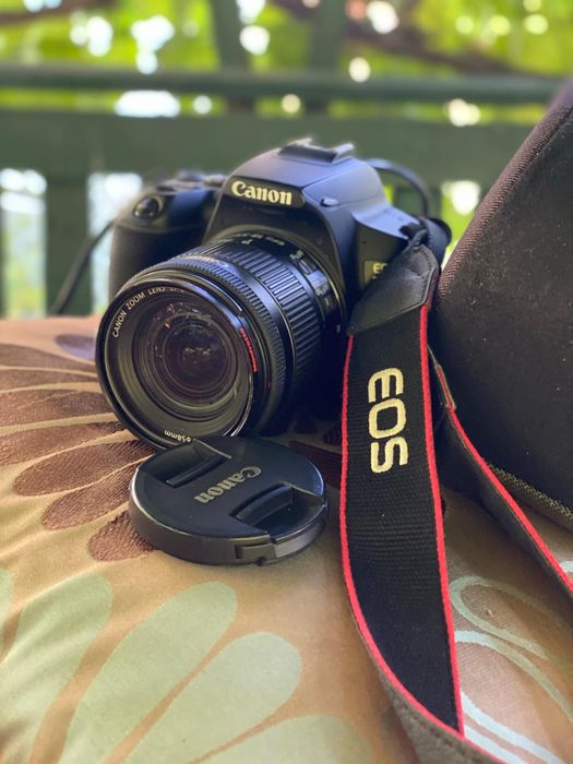 Продавам фотоапарат Canon EOS 250D с оригинален обектив Canon EF-S 18-55mm f/4-5.6 IS STM