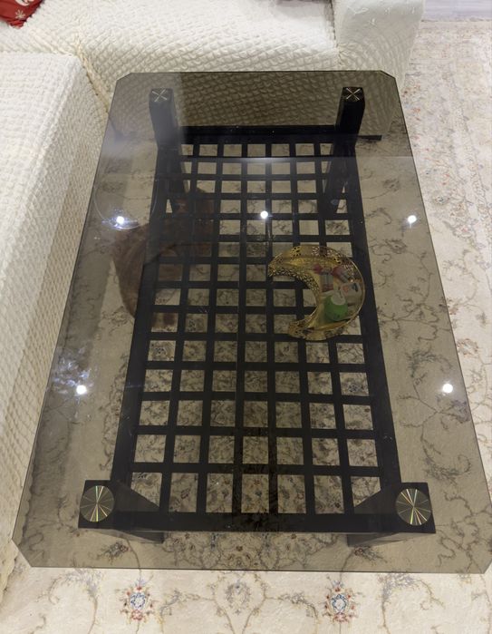 Продается большой, стеклянный стол