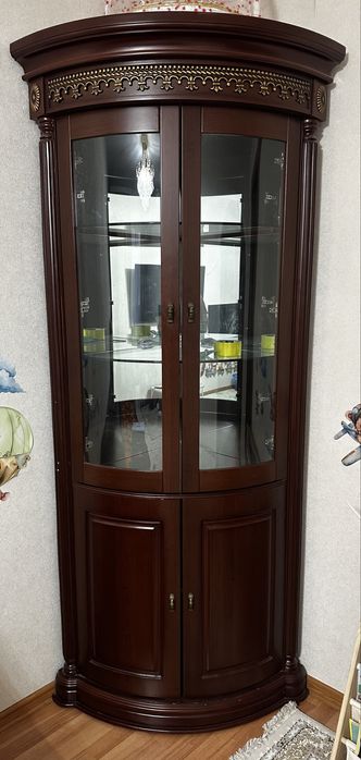 Сервант или шкаф-витрина для гостиной/зала