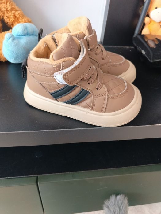 Продам детские ботинки