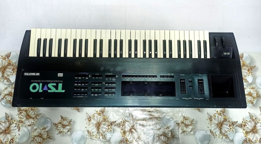 Ensoniq ts 10 sotiladi