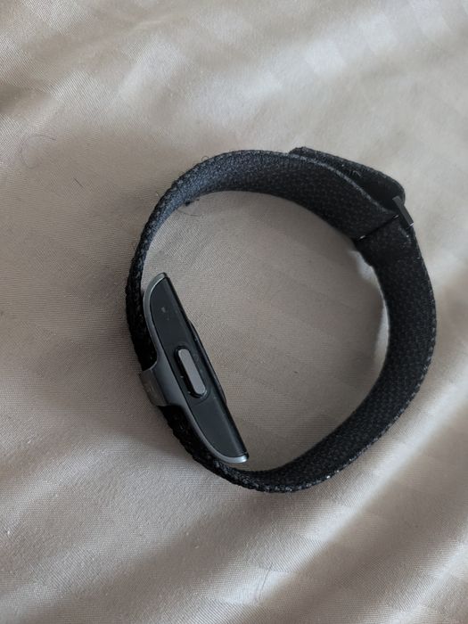 Vând bandă Hume ( tracker health discret, fără afișaj )