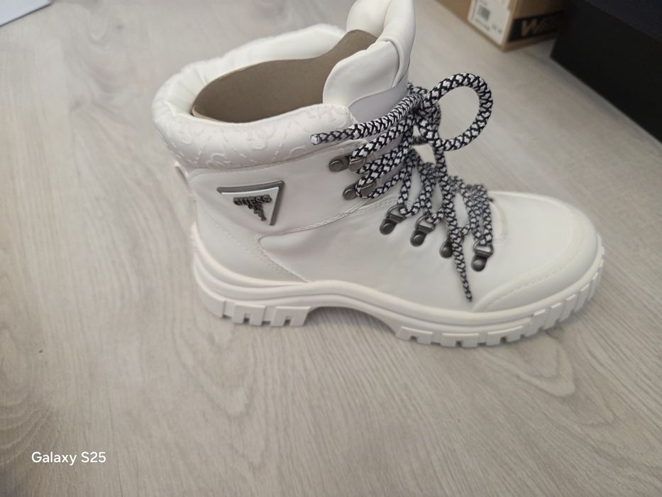 Чисто нови боти!
GUESS-38 номер , 100 лв.
 Tommy Hilfiger-39 номер , 1