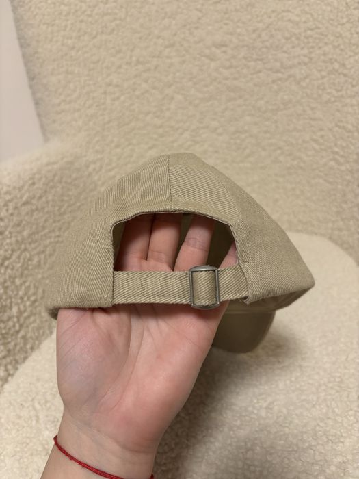 Бежова шапка с козирка