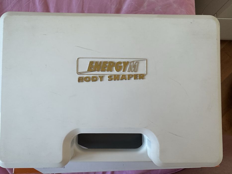 Продавам електрически масажор за тяло с 4бр. приставки