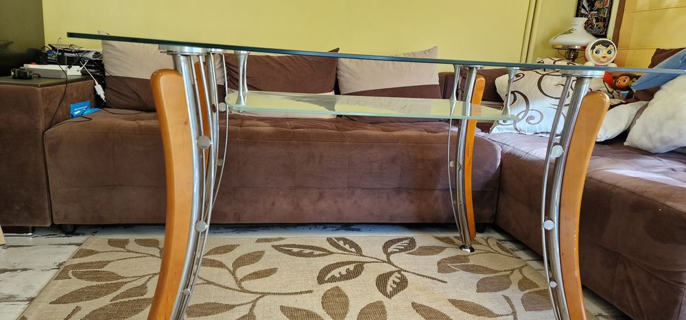 Стъклена маса за хранене