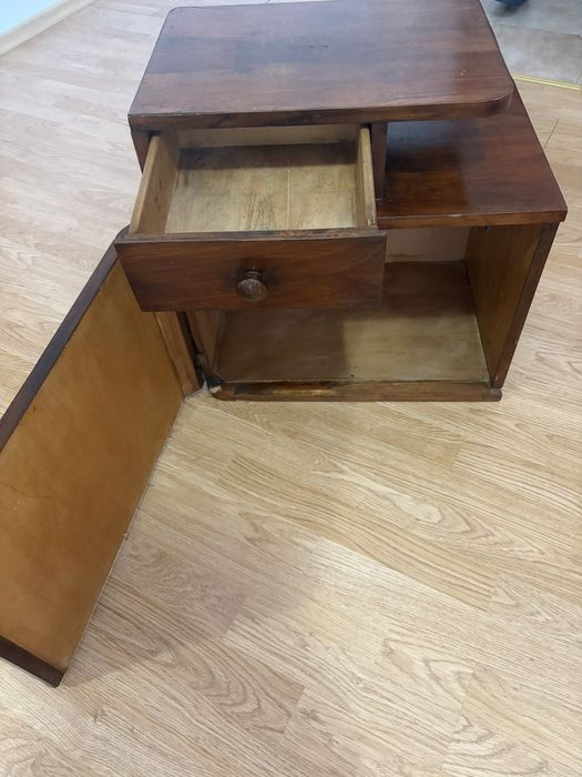 Продава се старинно шкафче